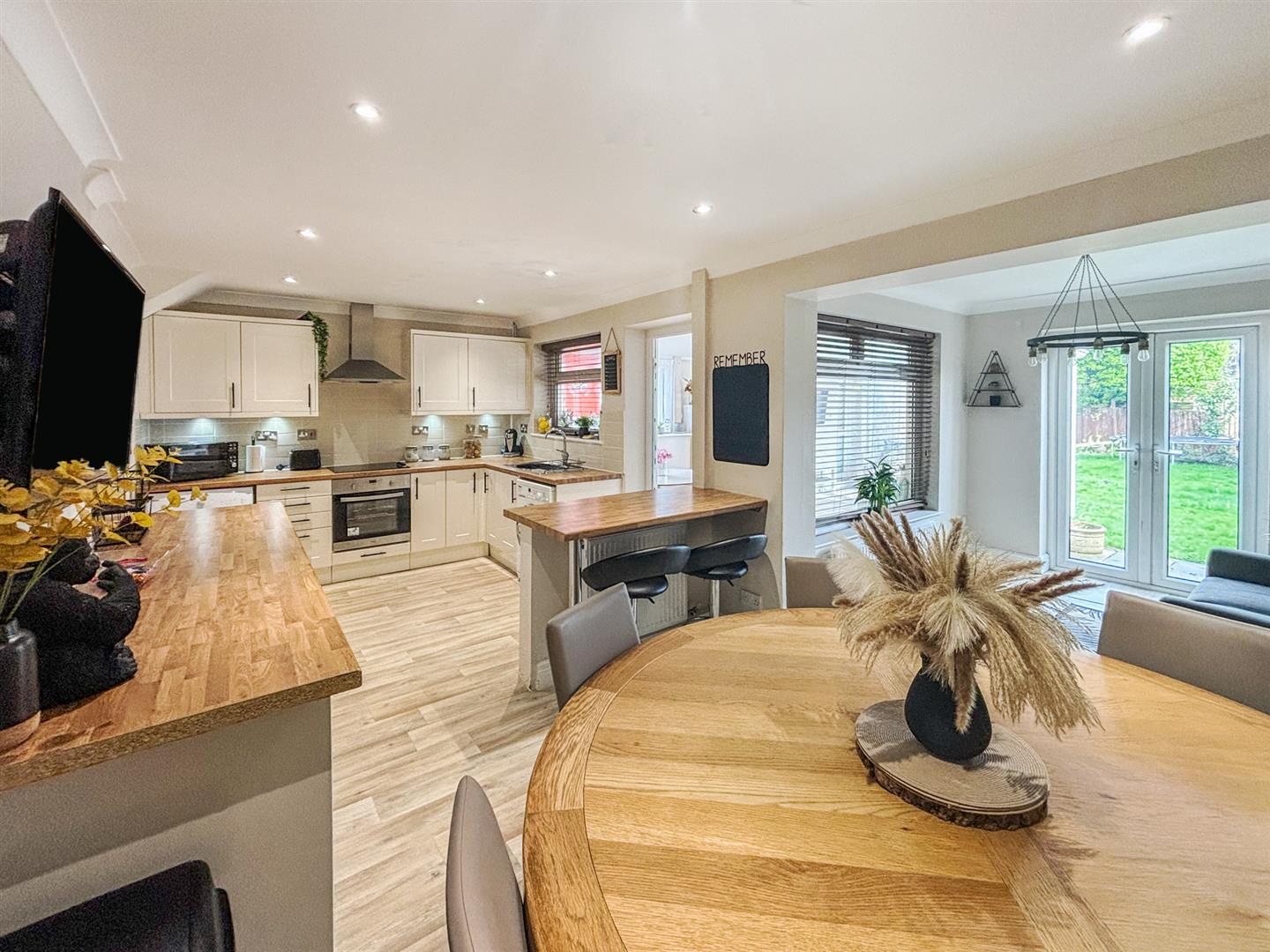 3 bed property in Conway Crescent, Bedford